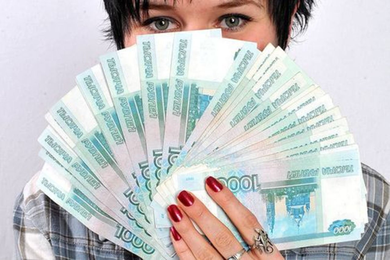 Подруга украла сотню тысяч рублей у жительницы Брянска