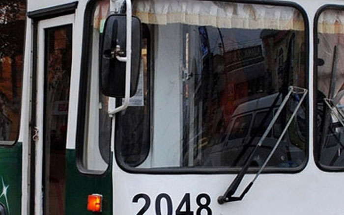 В брянском троллейбусе травмировалась 81-летняя женщина