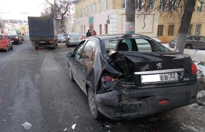 В Брянске при столкновении трех автомобилей пострадала переходившая дорогу девушка