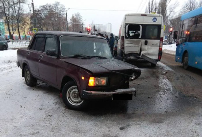 Две пассажирки маршрутки пострадали в тройной аварии в Брянске