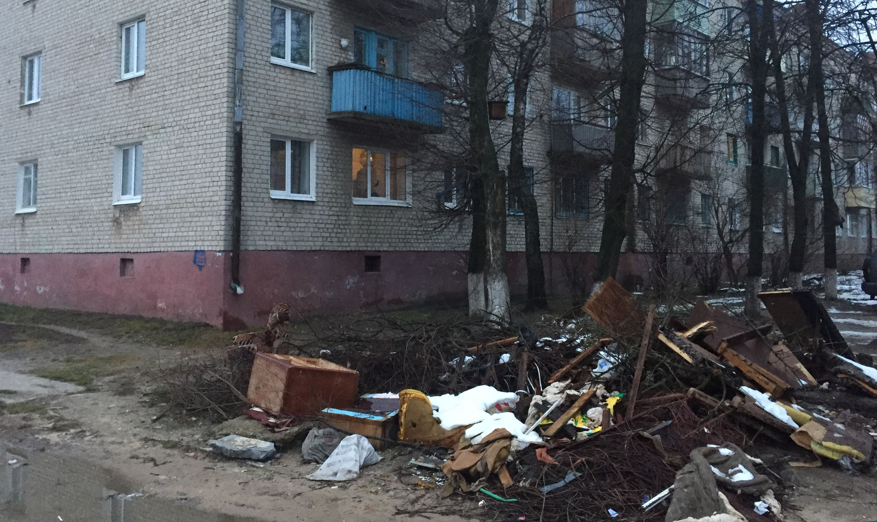 В Клинцах возле многоэтажки три месяца не могут убрать свалку