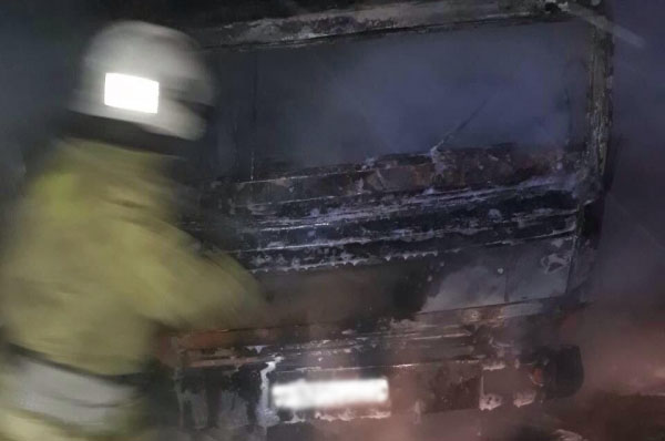 В Брянске ночью сгорел грузовик