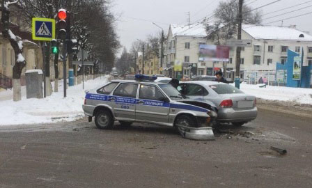 В Брянске служебный автомобиль охраны протаранил иномарку
