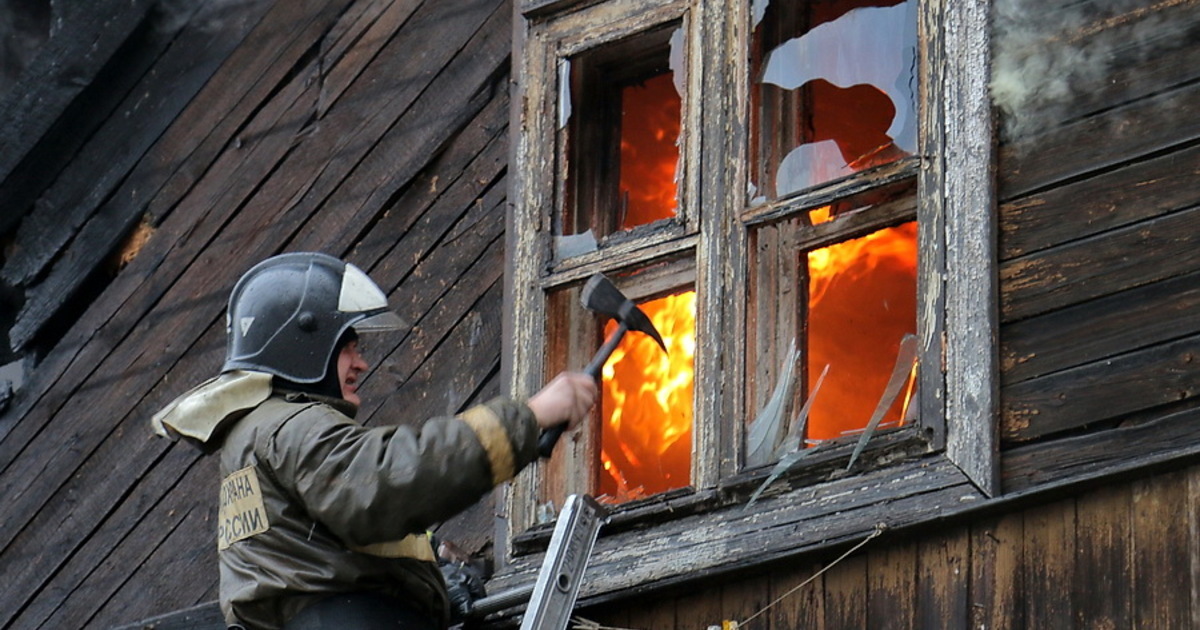 В Севске пожарные спасли женщину из горящего дома