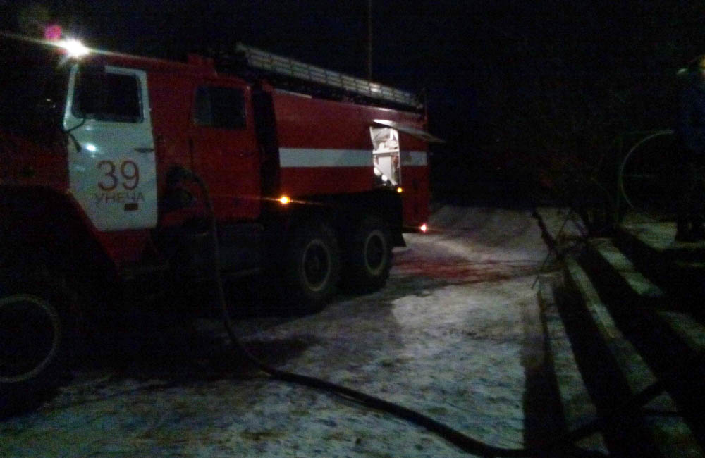 Полсотни человек из-за пожара выбежали посреди ночи из общежития в Унече