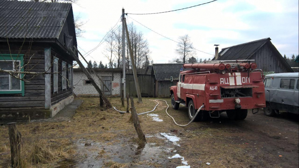 В Злынковском районе пожарные спасли из горящего дома пенсионерку
