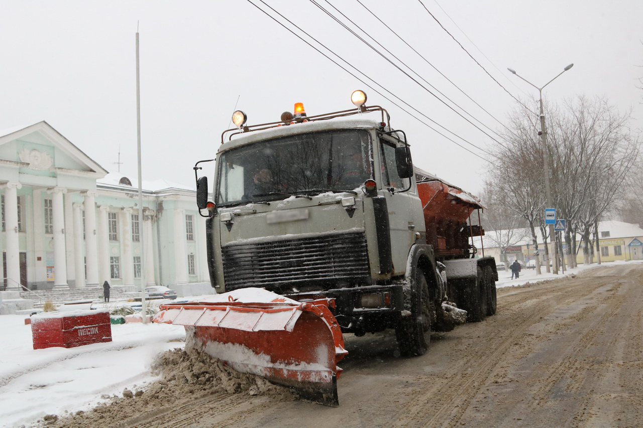 77 машин и 200 человек очищают Брянск от снега