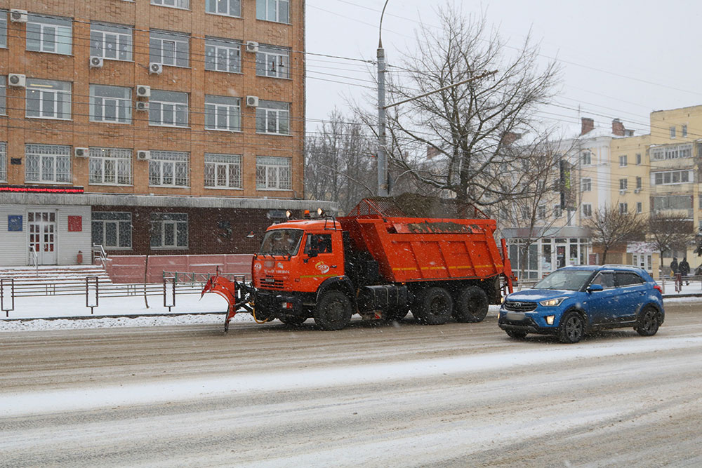 Коммунальщики расчищают Брянск от снега