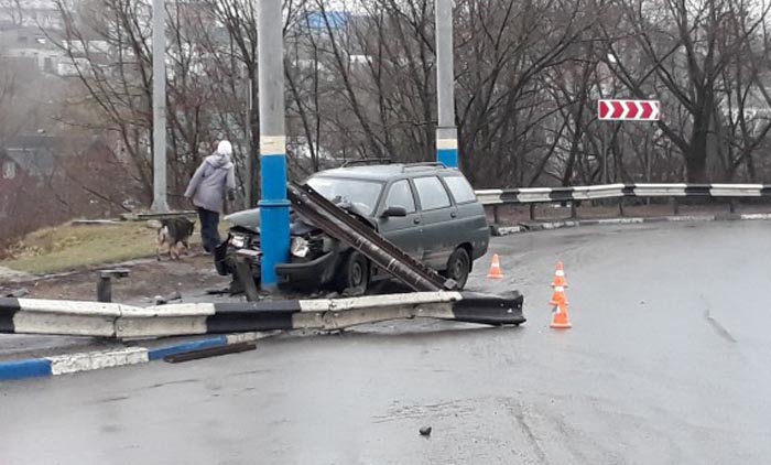 В Брянске автомобиль въехал в столб