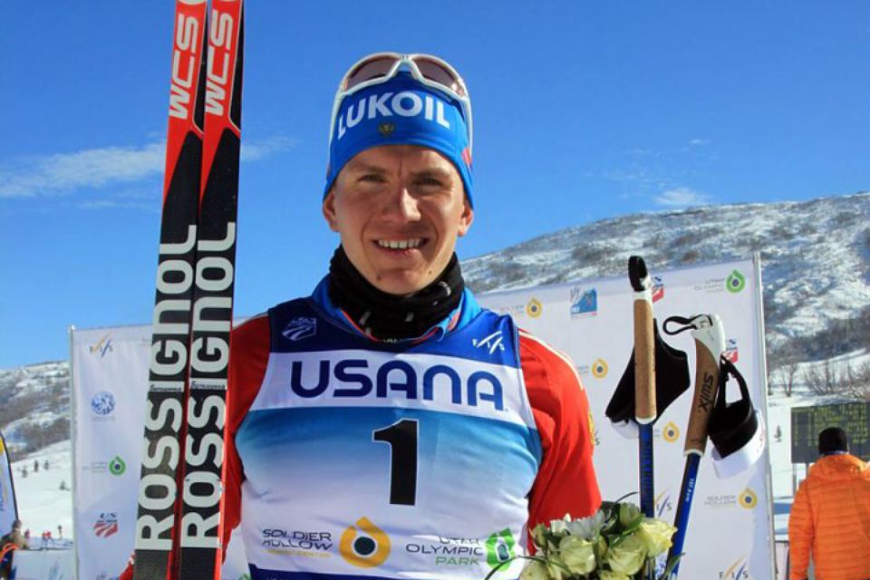 Александр Большунов входит в тройку лидеров на легендарном «Тур де Ски»