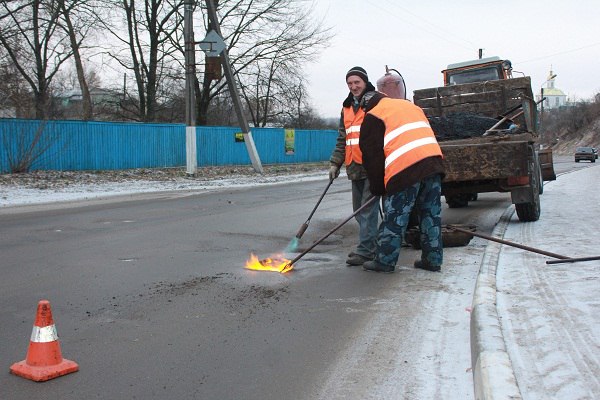 В середине января на дорогах Стародуба кипит ямочный ремонт