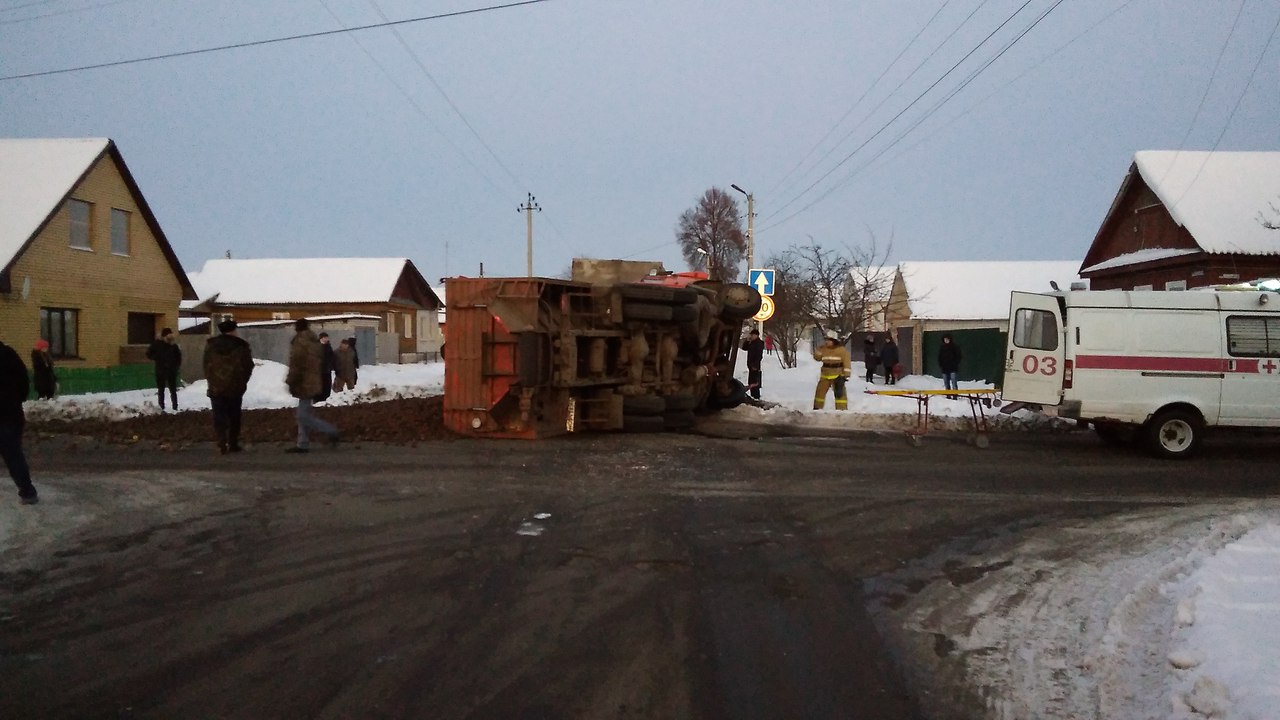 В дорожной аварии в Трубчевске покалечился водитель КамАЗа