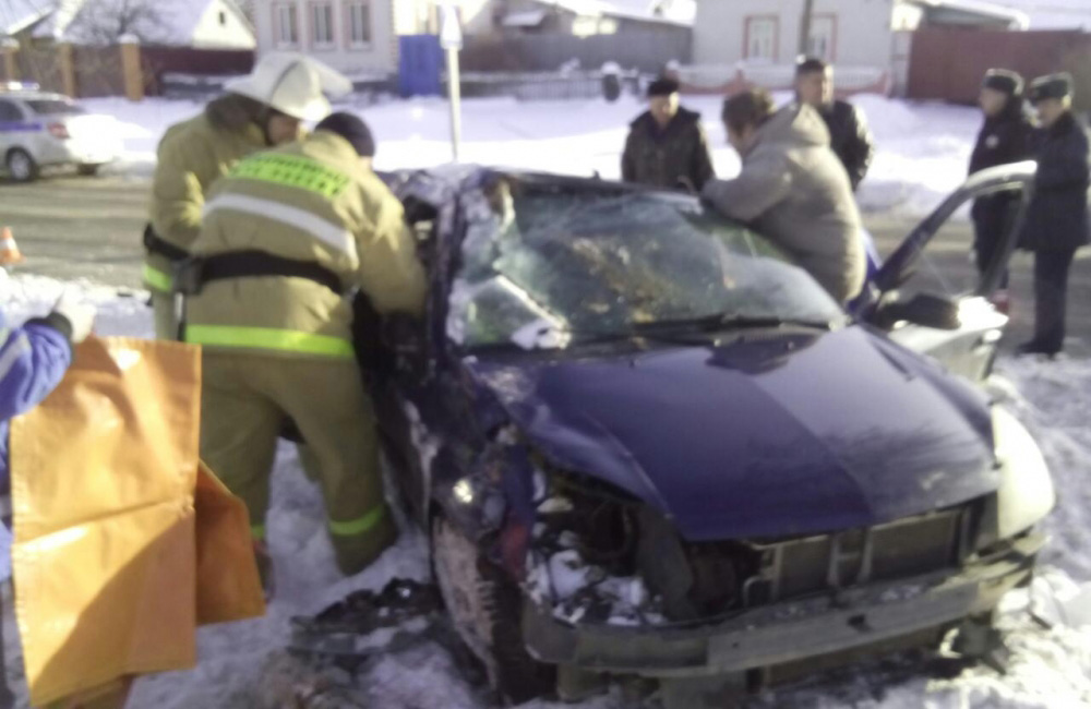 В Трубчевском районе спасатели вырезали пострадавших из разбитой иномарки