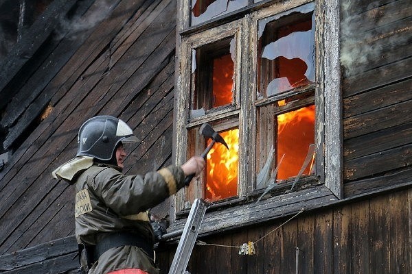 В Жуковке сгорел дом, есть пострадавший