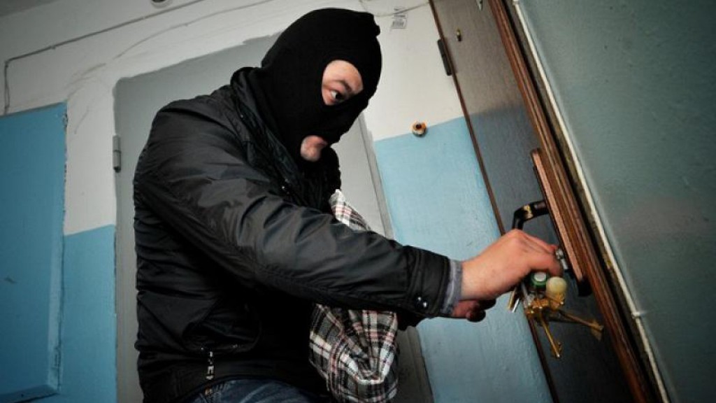В Новозыбкове ночных квартирных воров поймали на месте преступления