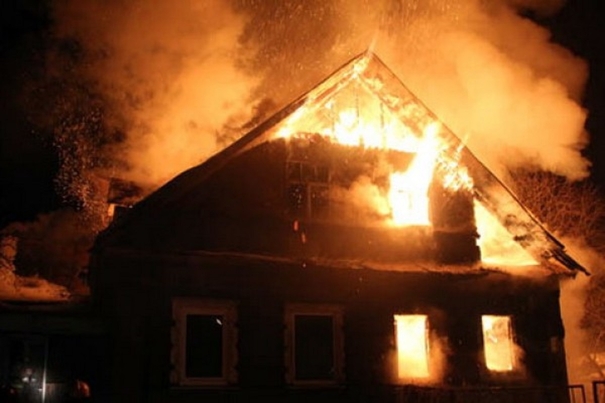 В Карачеве сгорел жилой дом