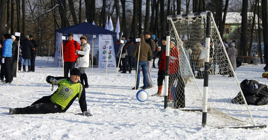 Брянцев бесплатно научат играть в футбол на снегу