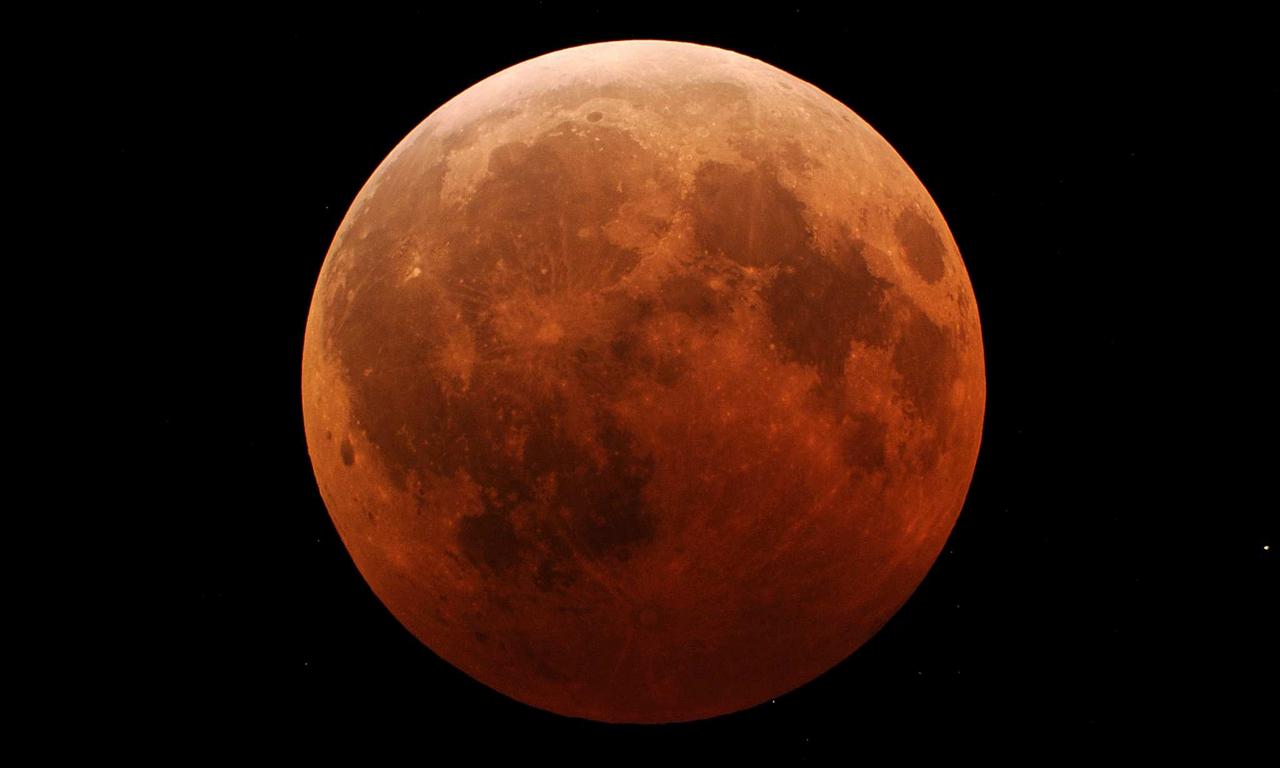 В Брянской области в эти минуты начинается полное лунное затмение с суперлунием