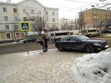 В Брянске оштрафовали перекрывшего дорогу автохама на «Мерседесе»