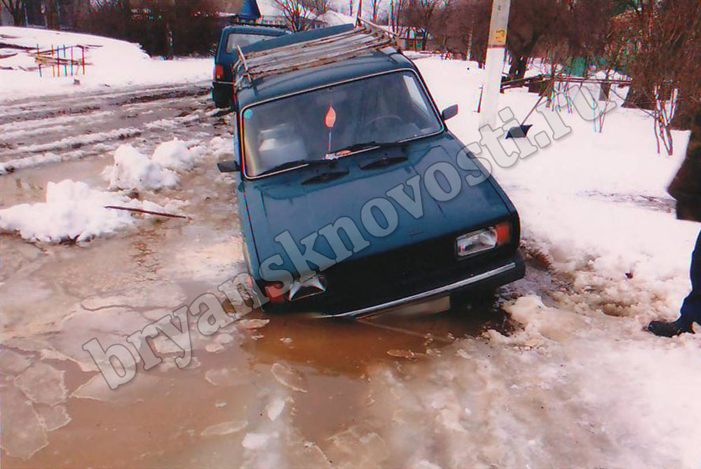 В Брянской области на сельской улице ушел под воду автомобиль