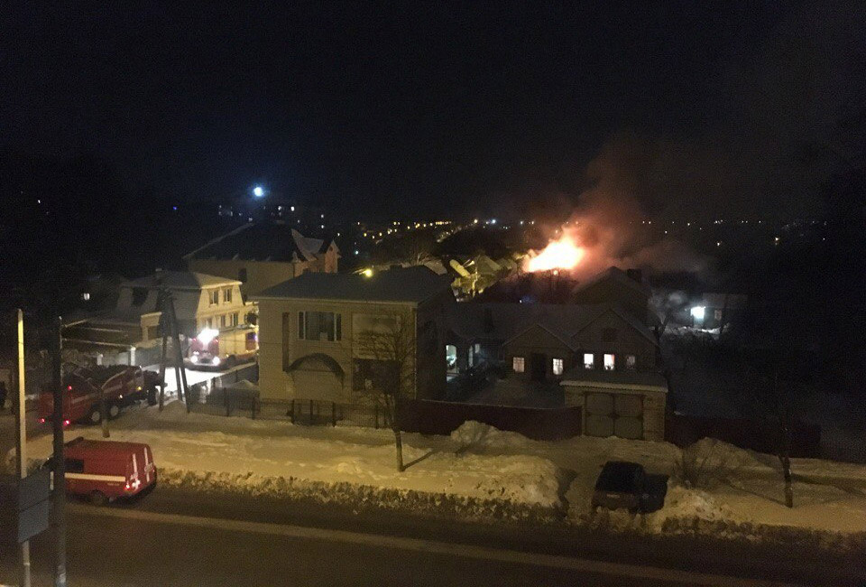 Больше часа тушили пожар в центре Брянска