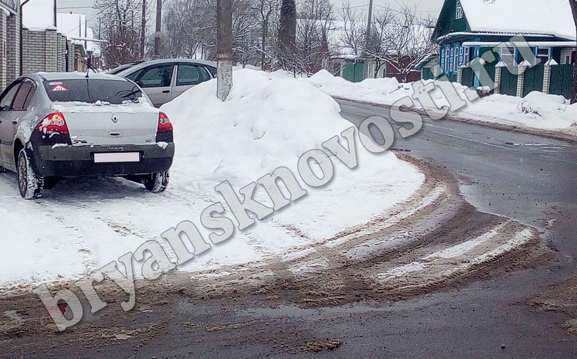 Снежные завалы у перекрестков устраивают «слепые зоны» новозыбковским автомобилистам