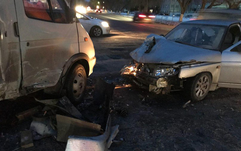 Два водителя госпитализированы после дорожной аварии в Брянске