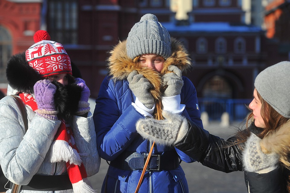 На улице сильные морозы. Люди зимой на улице. Люди в городе зимой. Морозы в Москве. Люди в Москве зимой.