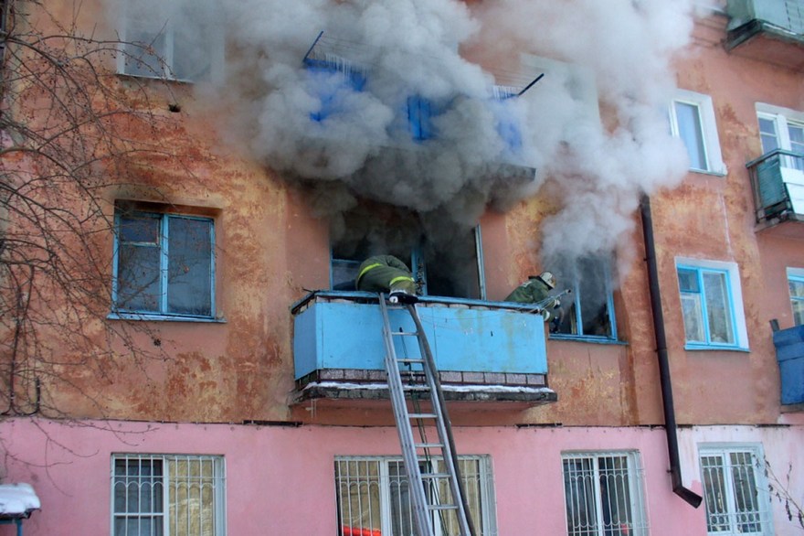 Из горящей квартиры в Почепском районе спасли мужчину