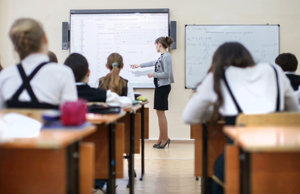 Учителям школы в Почепе задолжали стимулирующие выплаты