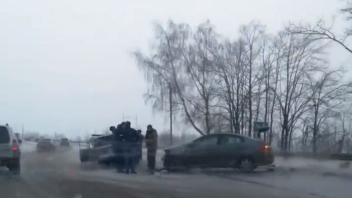 Водитель ВАЗа устроил ДТП, выезжая с заправки в Выгоничском районе