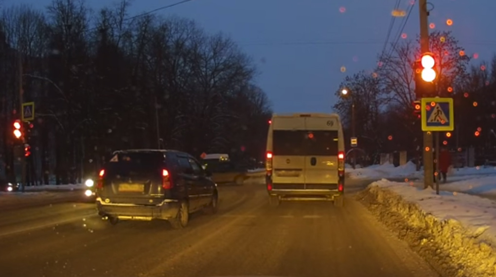 В Брянске водителя маршрутки оштрафовали за проезд на «красный»