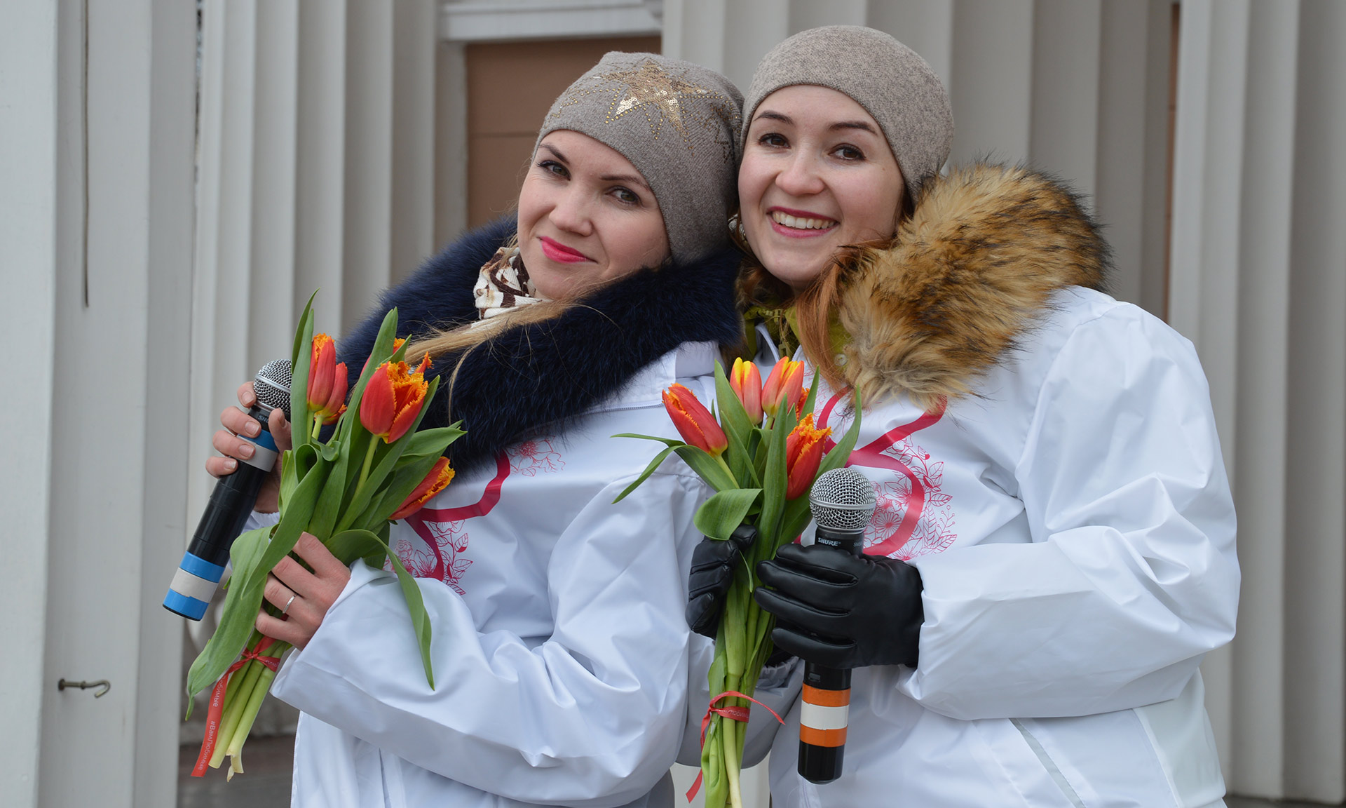 На улице дарят цветы. Женщины Брянска. Международный женский день фото.