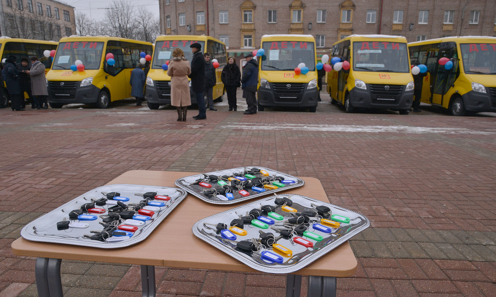 Школам Брянской области передали 40 новых автобусов