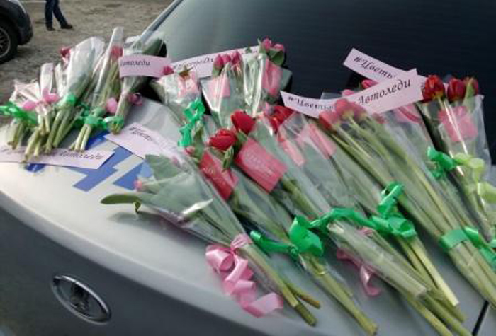 Брянские госавтоинспекторы дарили женщинам улыбки и цветы
