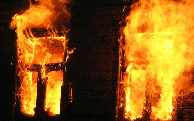 В Комаричском районе ночью сгорел дом