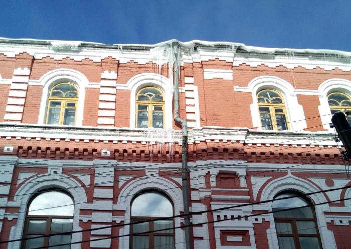 В центре Клинцов с легендарного здания сошла снежная лавина