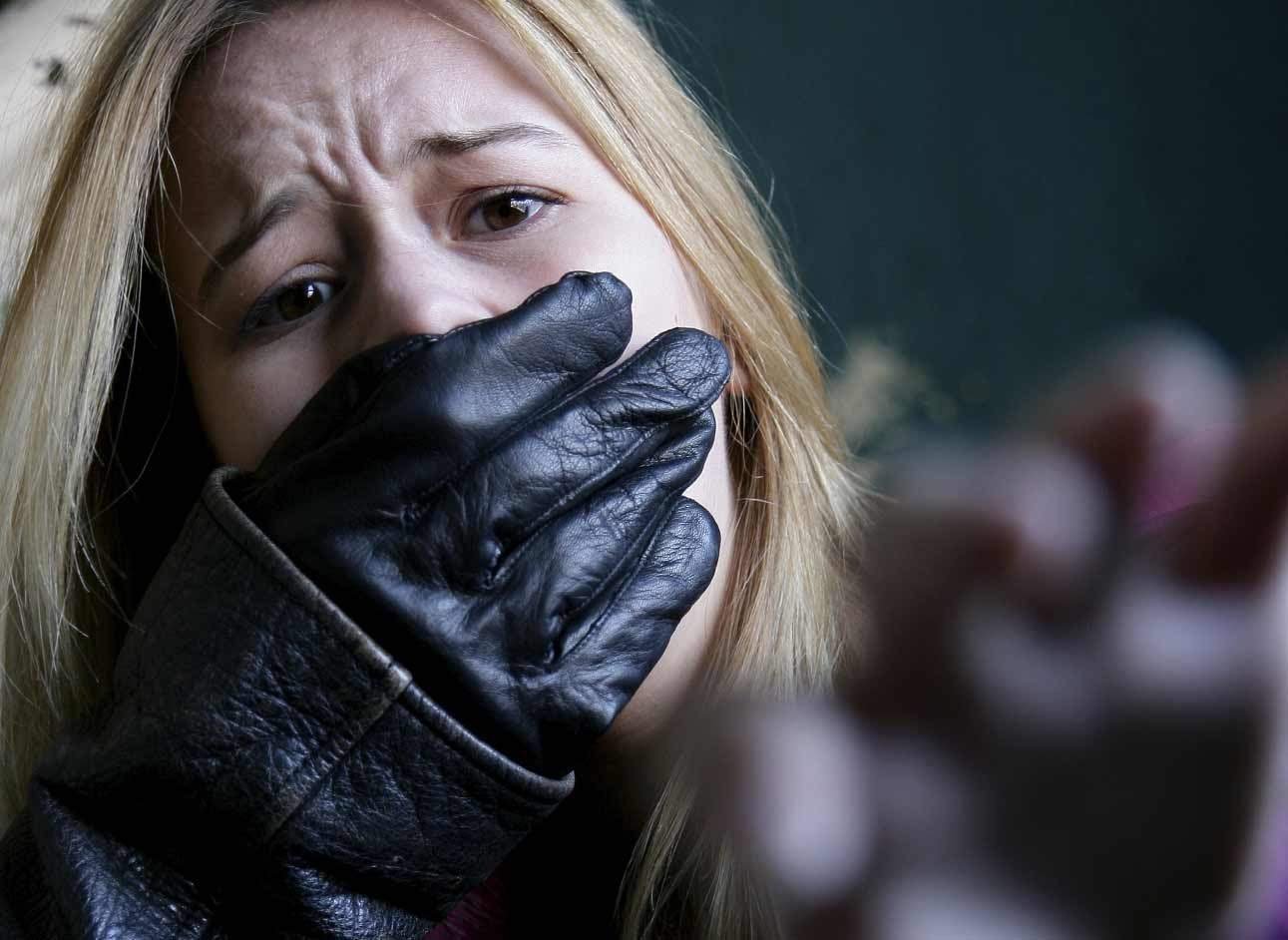 В Брянске две сестры в масках ограбили девушку