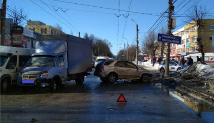 Автомобилист из Брянска столкнулся с ГАЗом при обгоне и протаранил столб