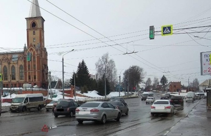 Пассажирка иномарки травмировалась в дорожной аварии в Брянске