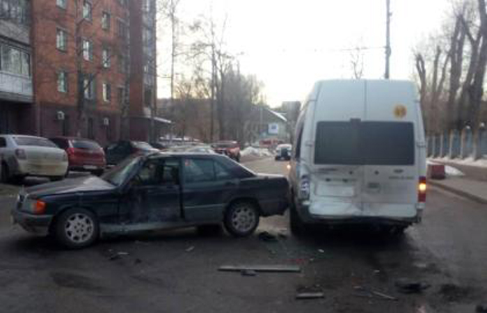 В Брянске две пассажирки припаркованной маршрутки получили травмы