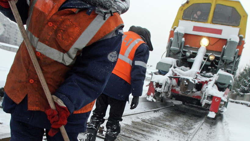 Брянские железнодорожники очистили от снега 120 км пути