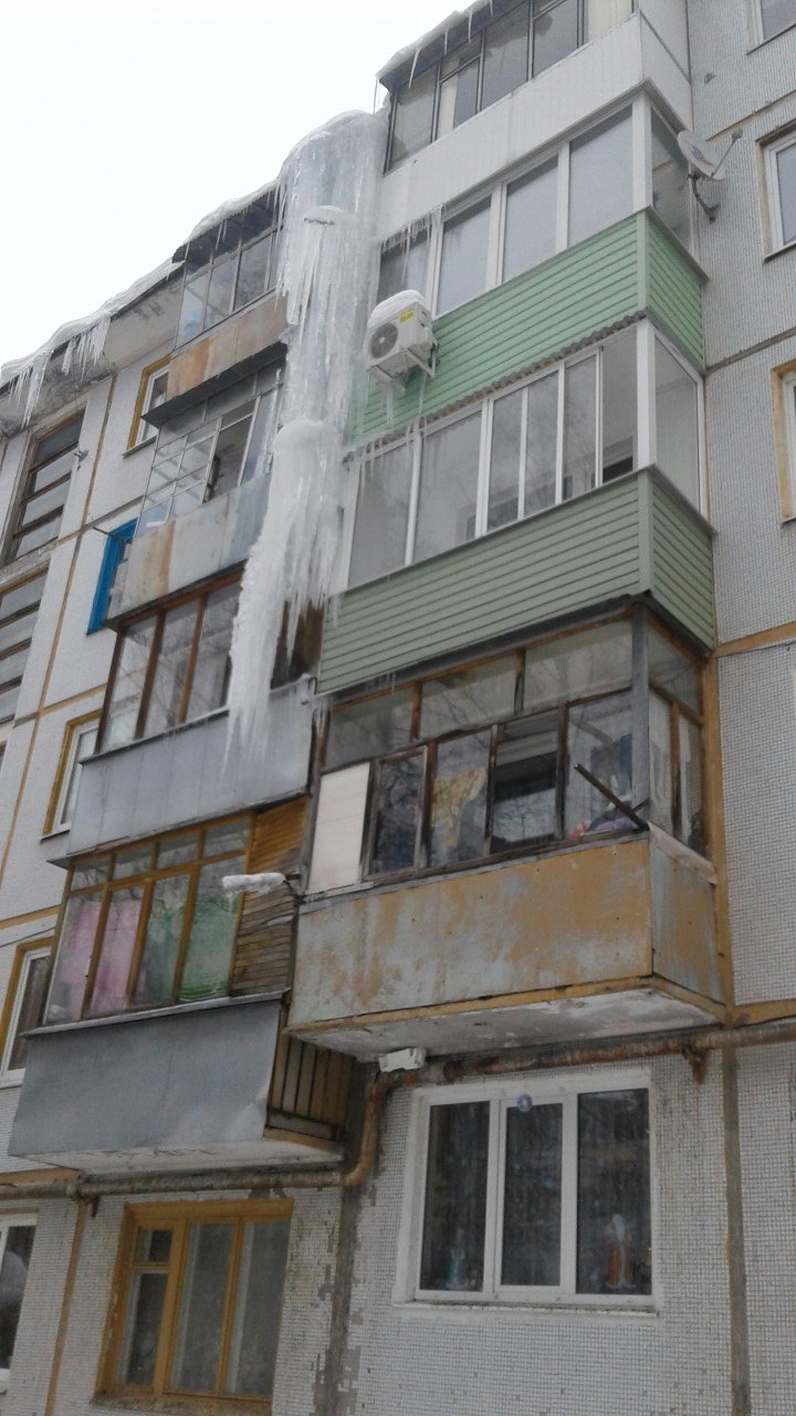 Огромная ледяная глыба сковала четыре балкона Брянской пятиэтажки