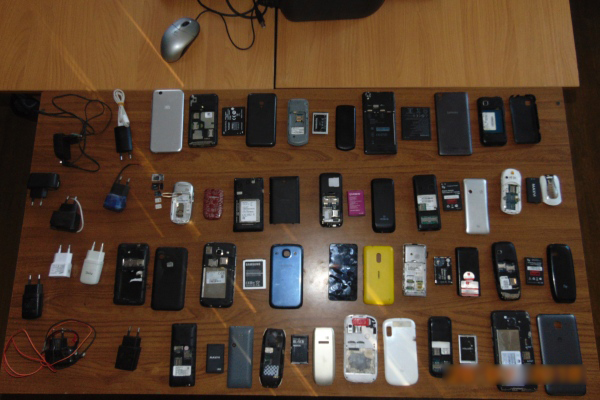 Десятки телефонов пытались перебросить заключенным брянской колонии
