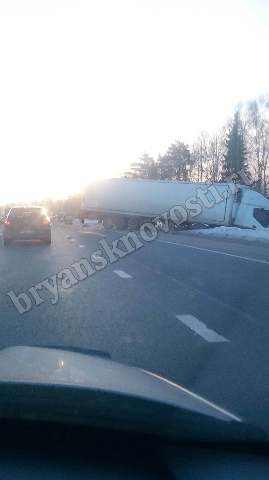 Водитель и пассажирка ВАЗа пострадали в аварии с участием двух грузовиков
