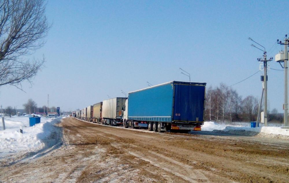 На границе с Украиной в Севском районе скопились сотни фур