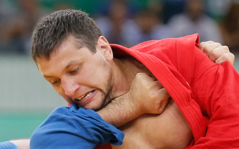 Артем Осипенко сенсационно проиграл в финале чемпионата России по самбо