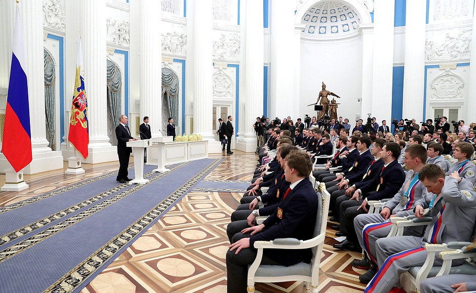 Александра Большунова и других олимпийских атлетов из России чествовали в Кремле