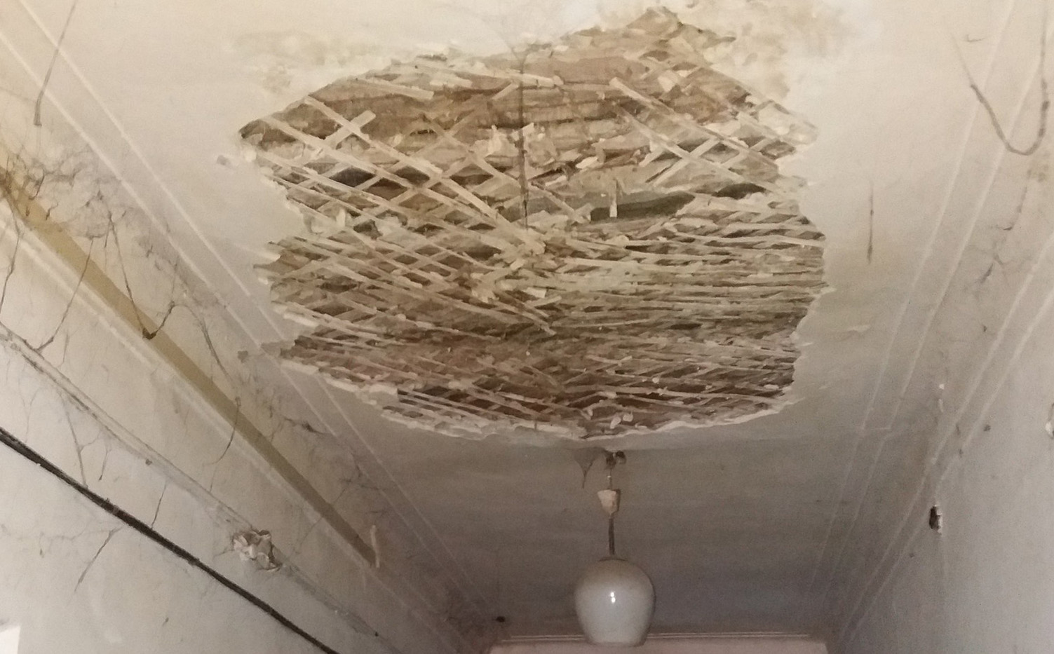 Коммунальный ад в Брянске: потолок падает на голову жильцам многоэтажки