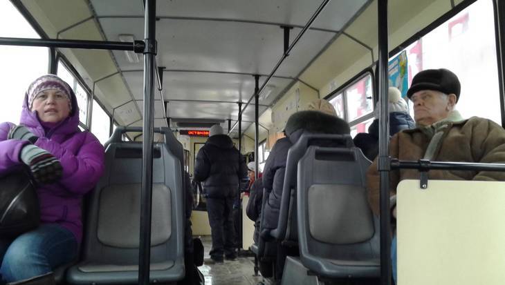 В брянском троллейбусе пенсионерка повредила ногу